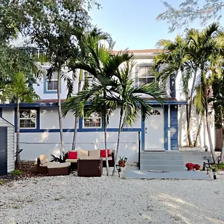 Miami Townhouse With Patio, Gazebo, Free Parking, Centrally Located